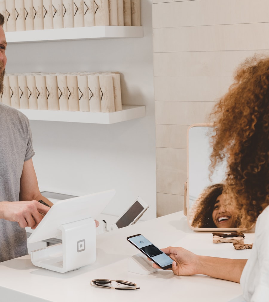Cliente pagando compra pelo celular com desconto do clube